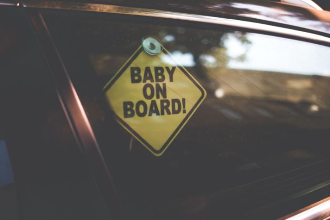 a partir de quel âge un bébé peut voyager en voiture