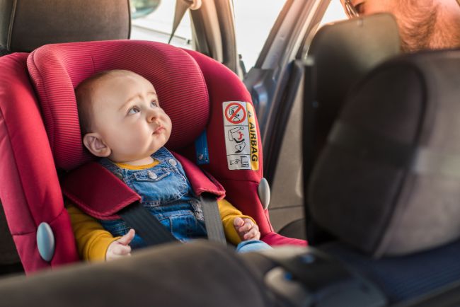 peut on voyager en voiture avec un bebe des la naissance
